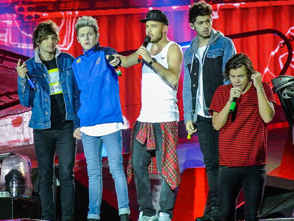 Duh, One Direction Ditimpuki oleh Penonton Saat Konser di Amsterdam!